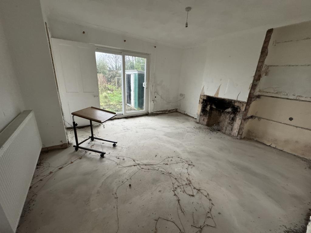 Lot: 154 - SEMI-DETACHED HOUSE FOR IMPROVEMENT - View of the outside of the living room